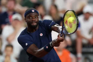 Frances Tiafoe assou brutalmente Jaime Faria em partida tensa no Aberto da França