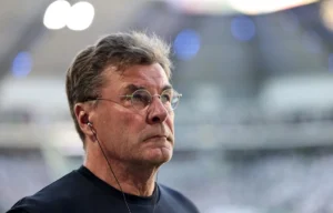 Hecking questiona cartão vermelho antecipado para Mæhle com a saída do Wolfsburg da Bundesliga