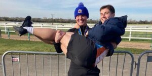 Irmãos britânicos com demência completam 33 maratonas em 33 dias para arrecadar £ 1,8 milhão