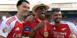 Jamie Redknapp mira brutalmente em Ian Wright, que comemorou com os jogadores do Arsenal após a conquista do título