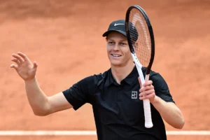 Jannik Sinner venceu Casper Ruud para vencer o Aberto da Itália, juntando-se a Novak Djokovic como o único homem a vencer todos os 9 títulos do Masters 1000