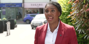 Keir Starmer ‘não sabe o que fazer’ critica Kemi Badenoch enquanto ela pede a proibição de ‘marchas de ódio’