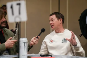 Kolbi Ferguson em conversa com o técnico de força do Chiefs, Ryan Reynolds