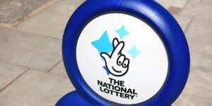 Loteria Nacional: Professora aposentada ganha jackpot que muda sua vida