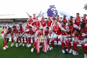 Melhores fotos do Arsenal erguendo o troféu da Premier League