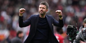 Michael Carrick assinou um contrato permanente com dois jogadores seniores que querem que ele fique