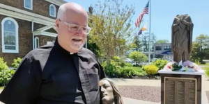 Mulher de Nova York é presa após derrubar estátua de Jesus Cristo