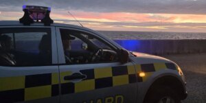 Mulher morre, homem em estado crítico após entrar no mar para resgatar cachorro preso