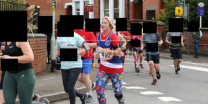 Mulher que alegou ter £ 25.000 em ancinho doméstico, apanhada após 10.000 corridas