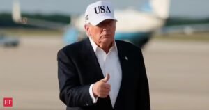 ‘Nada da China é permitido no avião’: a equipe de Trump joga fora telefones, crachás e presentes emitidos pela China antes de embarcar no Força Aérea Um