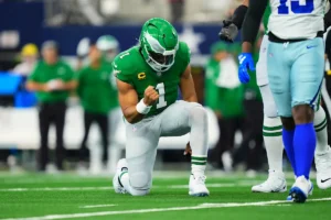 Nick Sirianni elogiou a consistência de Jalen Hurts em meio a mudanças de treinador
