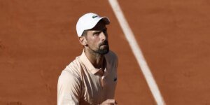 Novak Djokovic chicoteado durante sua vitória na segunda rodada do Aberto da França