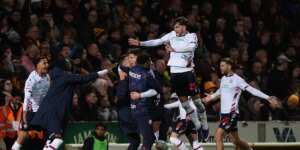 O Bolton Wanderers chegou à final do play-off da League One, já que erros defensivos custaram ao Bradford City