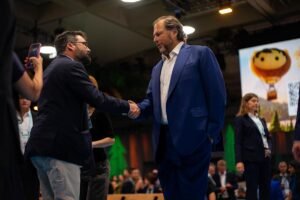 O CEO da Salesforce, Marc Benioff, está contratando para apenas uma função na era da inteligência artificial. Aqui está o show que ele está oferecendo e por quê.