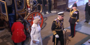 O Rei Carlos e a Rainha Camilla chegam ao Parlamento enquanto o monarca se prepara para proferir o Discurso do Rei