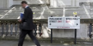 O arquivo revela que 61% dos principais mandarins de Whitehall não trabalharam no setor privado