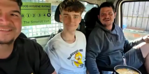 O chef por trás da sensação do TikTok “The Scransit Van” faz uma omelete rápida para Martin Daubney