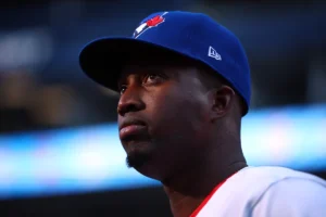 O defensor externo do Blue Jays, Jesús Sánchez, deixou o jogo de domingo após ser atingido por uma bola lançada por um torcedor