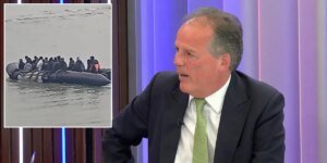O ex-parlamentar Mark Field apóia o apelo de Nigel Farage à intervenção da Marinha Real enquanto mais 900 entram na Grã-Bretanha