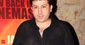 O filho de Amjad Khan, Shadab, fez o teste para Dhurandhar e foi rejeitado por esse motivo.