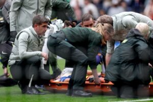 O jogo do Chelsea foi interrompido após um choque de cabeças doentio quando Jesse Derry saiu em uma maca