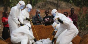 O medo do Ebola se espalhou à medida que casos suspeitos foram identificados na Itália sob medidas semelhantes às da Covid