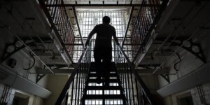 O número de estupradores que escaparam da prisão aumentou dois terços em três anos, já que oito foram totalmente libertados
