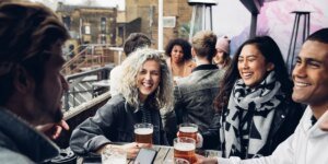 O preço de meio litro de cerveja na Grã-Bretanha deve chegar a £ 10 pela primeira vez, devido ao aumento dos salários e dos impostos.
