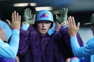 O single de desempate de Kelly, 4 RBIs levam os Cubs à vitória por 10-5 sobre os White Sox