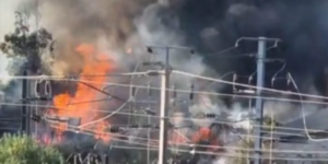 Oito carros de bombeiros estão respondendo a um grande incêndio perto de uma estação de Londres e todos os serviços foram suspensos