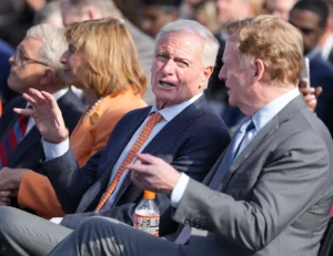 Os Browns estão vendendo uma pequena participação na equipe para uma empresa de private equity, dizem os relatórios