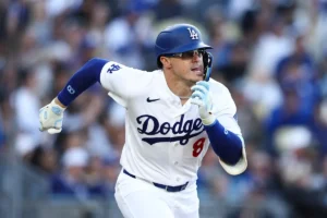Os Dodgers enviaram Enrique Hernández de volta ao IL com uma ruptura oblíqua, Teoscar Hernández perdeu devido ao que parecia ser uma lesão no tendão da coxa