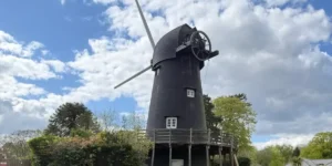 Os britânicos estão ajudando a salvar um moinho de vento histórico enquanto voluntários se preparam para receber os visitantes