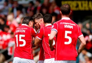 Os sonhos do Wrexham na Premier League estão em espera depois de perder os playoffs. Promoção segura de Ipswich