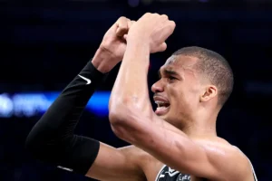 Os torcedores do Spurs comemoram em San Antonio após a vitória no jogo 7 sobre o Thunder