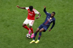 PSG-Arsenal: pênalti ou não pela falta na liberação de Saka?