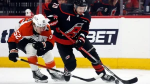 Playoffs da NHL: Canes se recuperam para vencer os Flyers por 3-2 no OT e assumem a liderança da série por 2-0