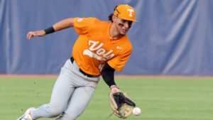 Pontuação da caixa de beisebol da Carolina do Leste x Tennessee: estatísticas ao vivo do jogo 1 do campeonato de beisebol da NCAA