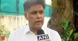Porque é que os preços da gasolina e do gasóleo estão a subir apesar dos MAC obterem superlucros? O parlamentar do Congresso, Manish Tiwari, protestou contra o aumento pela quarta vez