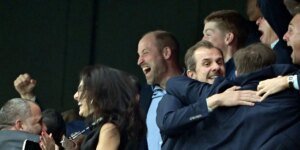 Príncipe William ruge de emoção quando Aston Villa alcança feito histórico