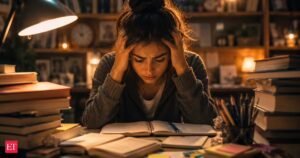 Psicologia da febre dos exames: A psicologia diz que os alunos que ficam com febre nos exames logo antes do exame não são fracos ou despreparados, mas suas mentes estão entrando no modo de sobrevivência.