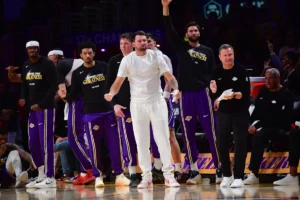 Quando Luka Dončić retornará de uma lesão no tendão da coxa pelo Lakers nos playoffs?