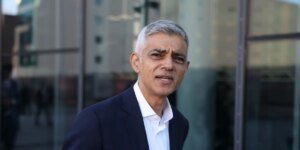 Sadiq Khan exorta os londrinos a apoiarem o West Ham ou enfrentarão uma conta de £ 2,5 milhões se os Hammers caírem