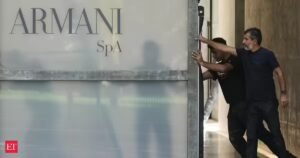 Segundo o relatório, Armani dividirá uma participação de 15% entre L’Oréal, LVMH e Essilor Luxottica.