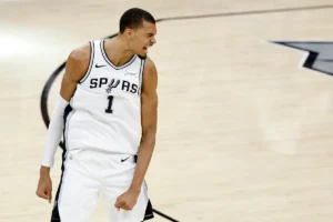 Spurs-Thunder: Victor Wembanyama bateu a campainha do primeiro tempo com um chute no meio da quadra em um primeiro tempo dominante