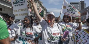 Sul-africanos realizam grande marcha anti-imigração enquanto lojas fecham por medo de saques