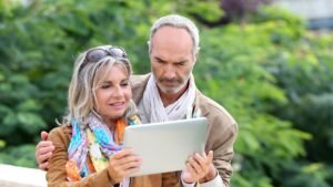 Tenho 54 anos e $ 300.000 mais economias para a aposentadoria. Minha esposa quer uma casa de férias. Eu quero investir. Quem está certo?
