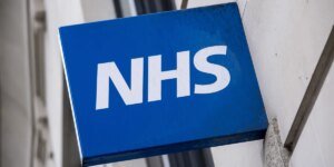 Trabalhador muçulmano do NHS pode receber £ 25.000 de pagamento depois que mulheres trans forem permitidas em banheiros do mesmo sexo