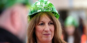 Trabalhadores do Reino Unido atingidos pela conta de impostos de £ 210 bilhões de Rachel Reeves enquanto milhões enfrentam aumento nas taxas