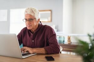 Trabalhar enquanto recolhe a segurança social? Aqui está o que você precisa saber para minimizar os impostos.